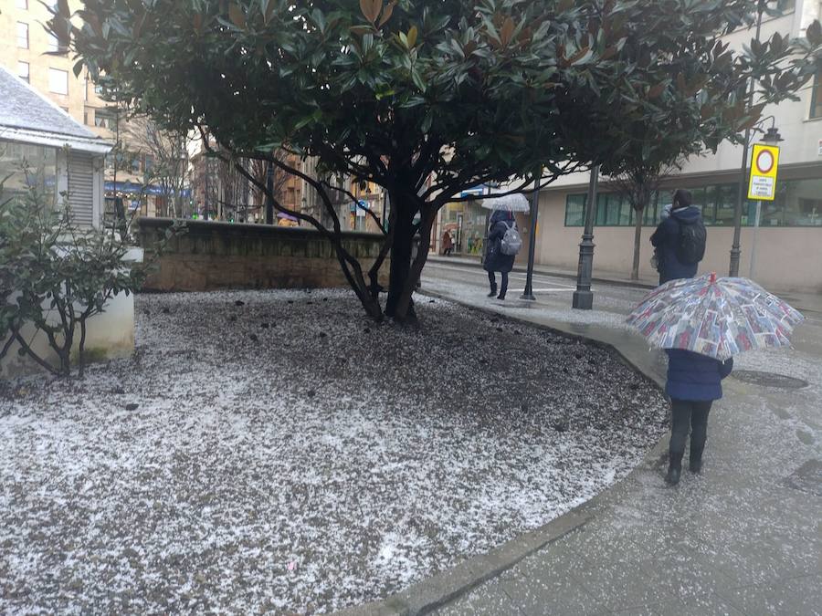 Las intensas nevadas que está dejando la borrasca 'Helena' a su paso por Asturias está complicando mucho la circulación por carretera, en especial, en los puertos de montaña. De hecho, se ha llegado a restringir el paso de camiones por Pajares y el Huerna y varios altos se han cerrado a todo tipo de vehículos. La nieve ha llegado incluso a la capital asturiana, que ha amanecido bajo un manto blanco. En otros puntos de la región, como Gijón, ha sido el granizo lo que ha cubierto de blanco las calles.