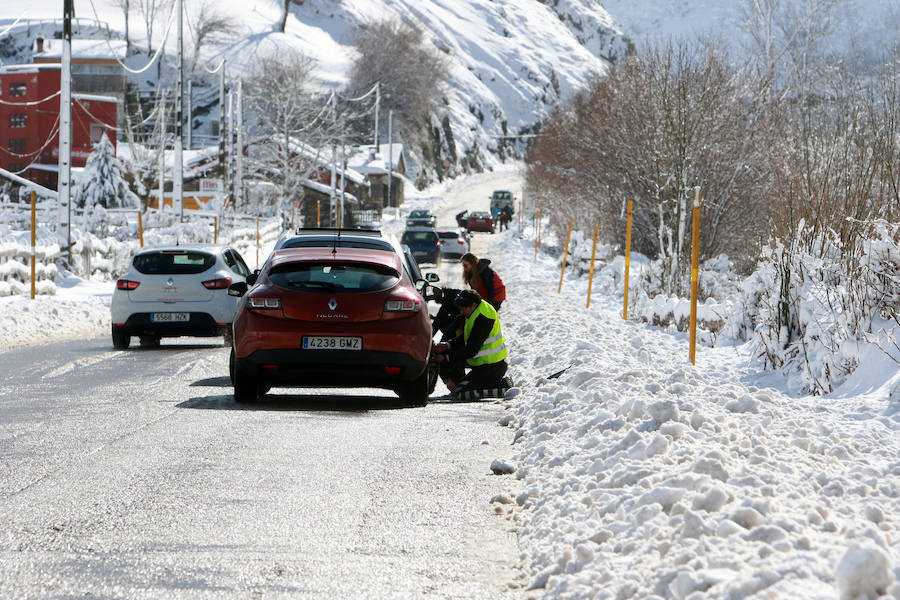 Los cielos despejados y la intensa nieve caída en las últimas horas animaron a numerosos usuarios a acercarse a las pistas. Las malas condiciones de la carretera dificultaron su objetivo. 