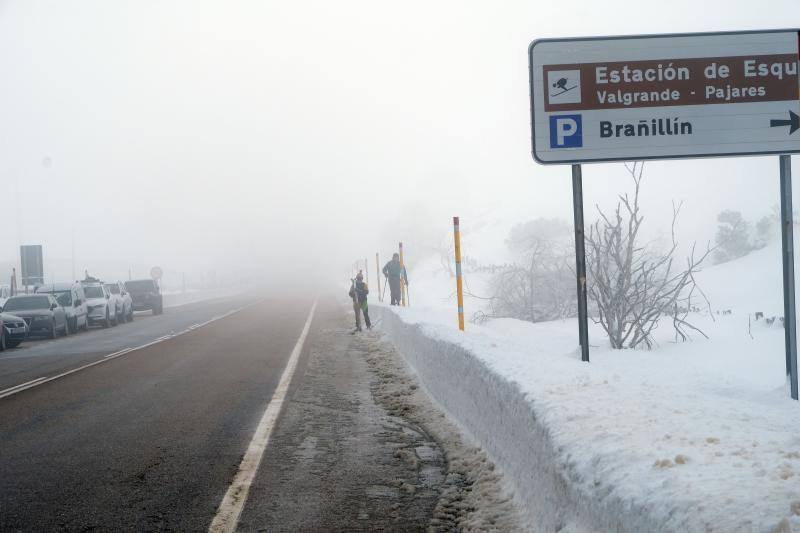 Los cielos despejados y la intensa nieve caída en las últimas horas animaron a numerosos usuarios a acercarse a las pistas. Las malas condiciones de la carretera dificultaron su objetivo. 