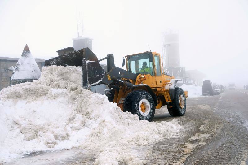 Los cielos despejados y la intensa nieve caída en las últimas horas animaron a numerosos usuarios a acercarse a las pistas. Las malas condiciones de la carretera dificultaron su objetivo. 