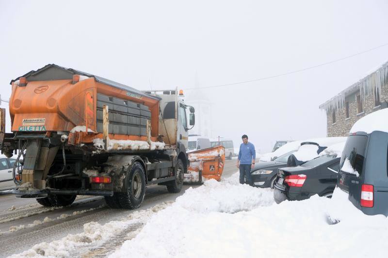 Los cielos despejados y la intensa nieve caída en las últimas horas animaron a numerosos usuarios a acercarse a las pistas. Las malas condiciones de la carretera dificultaron su objetivo. 