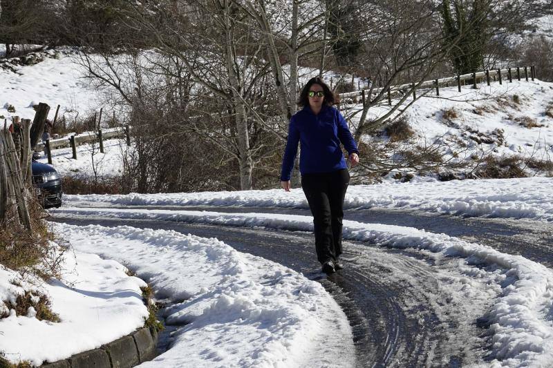 Las intensas nevadas han permitido incluso a algunos disfrutar de la nieve con sus esquís.