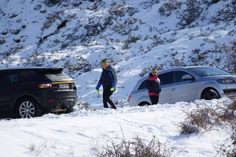 Las intensas nevadas han permitido incluso a algunos disfrutar de la nieve con sus esquís.