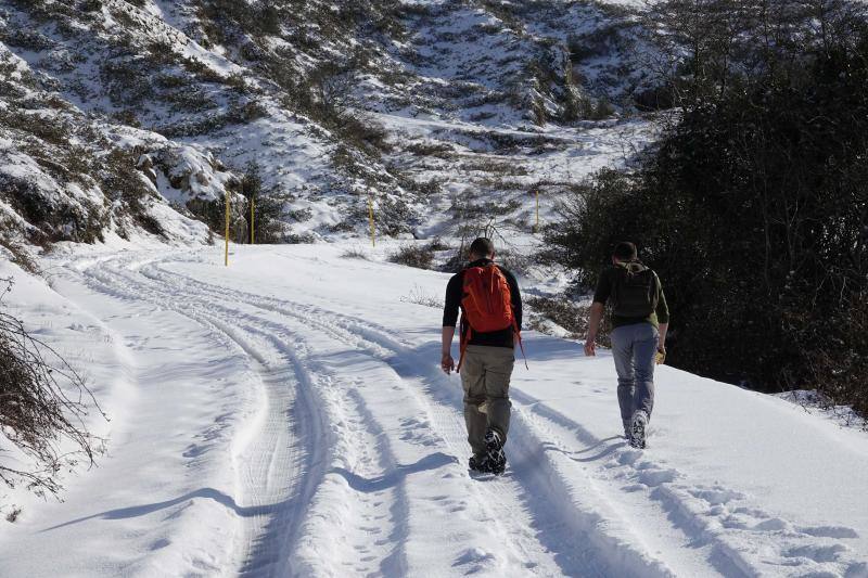 Las intensas nevadas han permitido incluso a algunos disfrutar de la nieve con sus esquís.