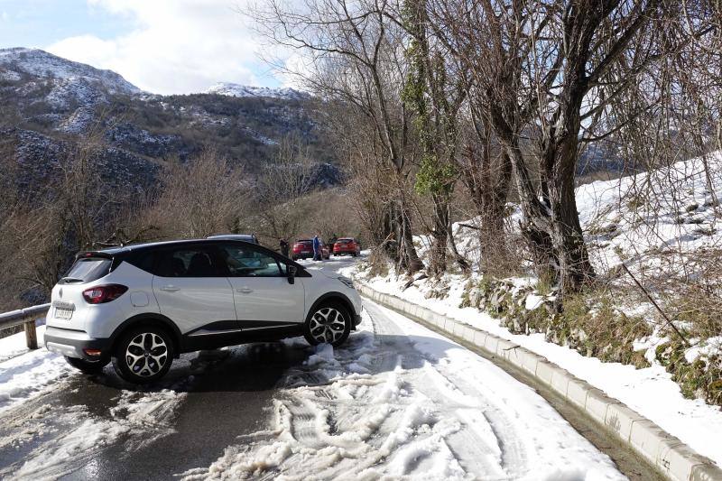 Las intensas nevadas han permitido incluso a algunos disfrutar de la nieve con sus esquís.