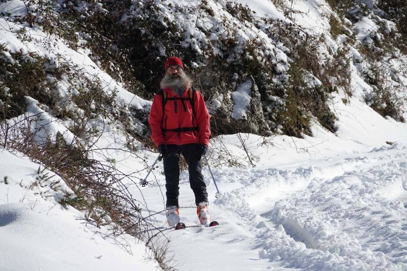 Las intensas nevadas han permitido incluso a algunos disfrutar de la nieve con sus esquís.