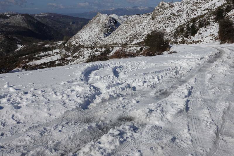 Las intensas nevadas han permitido incluso a algunos disfrutar de la nieve con sus esquís.