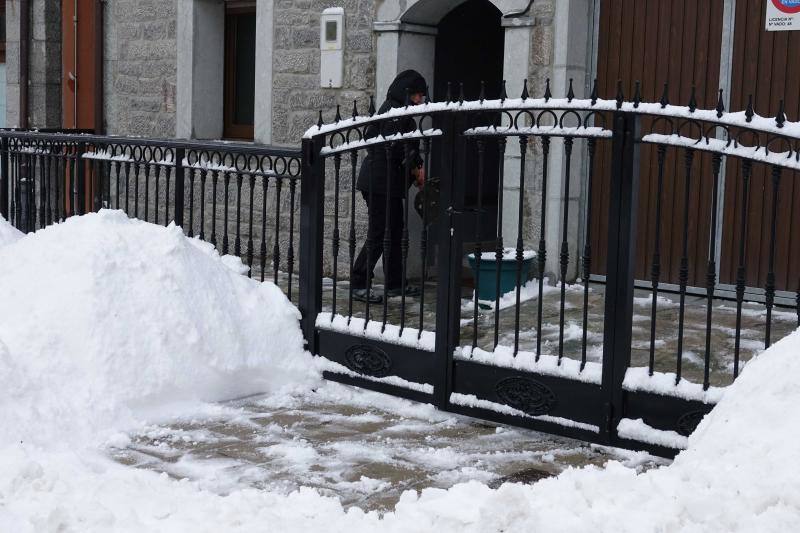 Las intensas nevadas que está dejando la borrasca 'Helena' a su paso por Asturias está complicando mucho la circulación por carretera, en especial, en los puertos de montaña. De hecho, se ha llegado a restringir el paso de camiones por Pajares y el Huerna y varios altos se han cerrado a todo tipo de vehículos. La nieve ha llegado incluso a la capital asturiana, que ha amanecido bajo un manto blanco. En otros puntos de la región, como Gijón, ha sido el granizo lo que ha cubierto de blanco las calles.