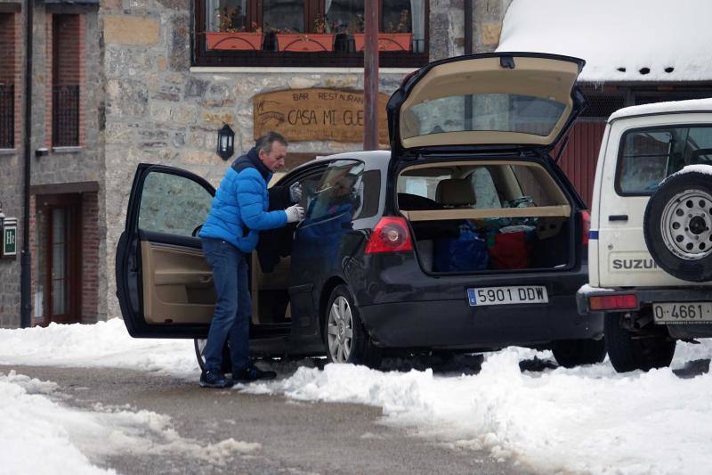 Las intensas nevadas que está dejando la borrasca 'Helena' a su paso por Asturias está complicando mucho la circulación por carretera, en especial, en los puertos de montaña. De hecho, se ha llegado a restringir el paso de camiones por Pajares y el Huerna y varios altos se han cerrado a todo tipo de vehículos. La nieve ha llegado incluso a la capital asturiana, que ha amanecido bajo un manto blanco. En otros puntos de la región, como Gijón, ha sido el granizo lo que ha cubierto de blanco las calles.