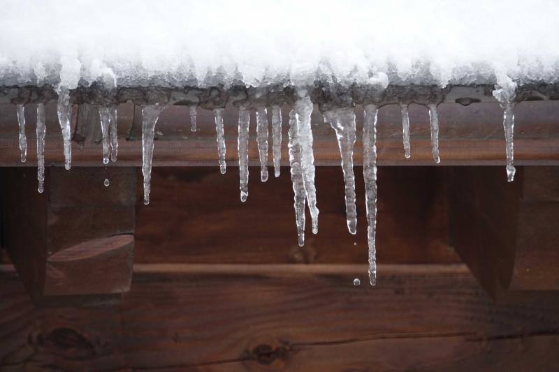 Las intensas nevadas que está dejando la borrasca 'Helena' a su paso por Asturias está complicando mucho la circulación por carretera, en especial, en los puertos de montaña. De hecho, se ha llegado a restringir el paso de camiones por Pajares y el Huerna y varios altos se han cerrado a todo tipo de vehículos. La nieve ha llegado incluso a la capital asturiana, que ha amanecido bajo un manto blanco. En otros puntos de la región, como Gijón, ha sido el granizo lo que ha cubierto de blanco las calles.