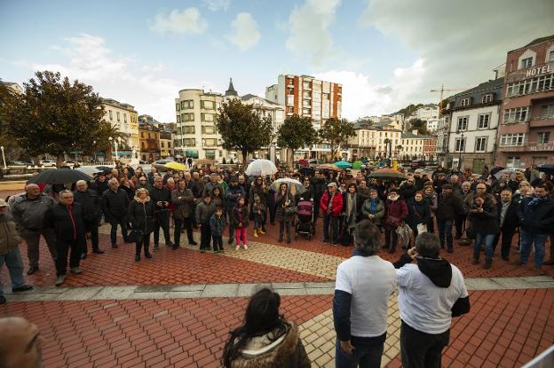 Más de cien personas se concentran en la plaza del Ayuntamiento por el futuro del Museo del Calamar Gigante. 