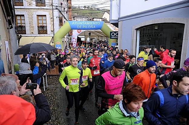 La marea multicolor toma la salida en Infiesto. 
