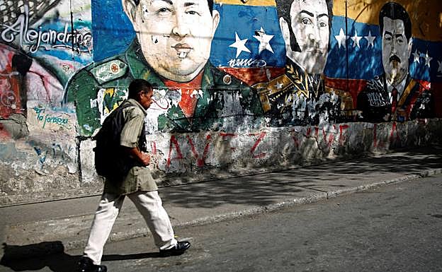 Grafiti en Caracas con Chávez, Simón Bolivar y Nicolás Maduro.