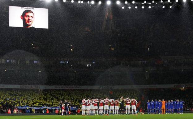 Minuto de silencio por Emiliano Sala antes del Arsenal Cardiff. / REUTERS