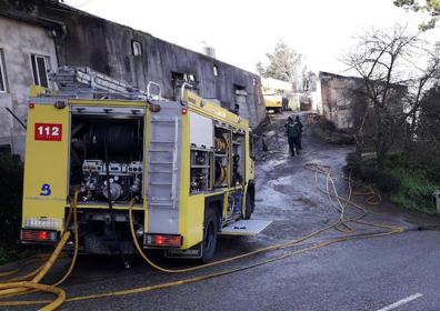Imagen secundaria 1 - Varias reses mueren en el incendio de una cuadra en Vegadeo