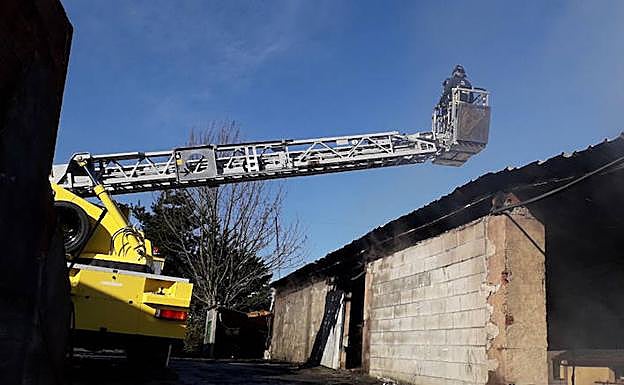 Imagen principal - Varias reses mueren en el incendio de una cuadra en Vegadeo