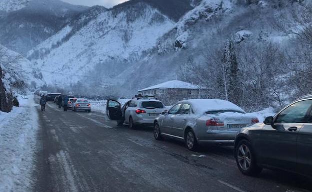 Colas en los accesos a Fuentes de Invierno.