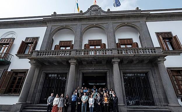 Concentración ante la Delegación del Gobierno en Canarias en memoria de la mujer asesinada en Tenerife por su pareja.
