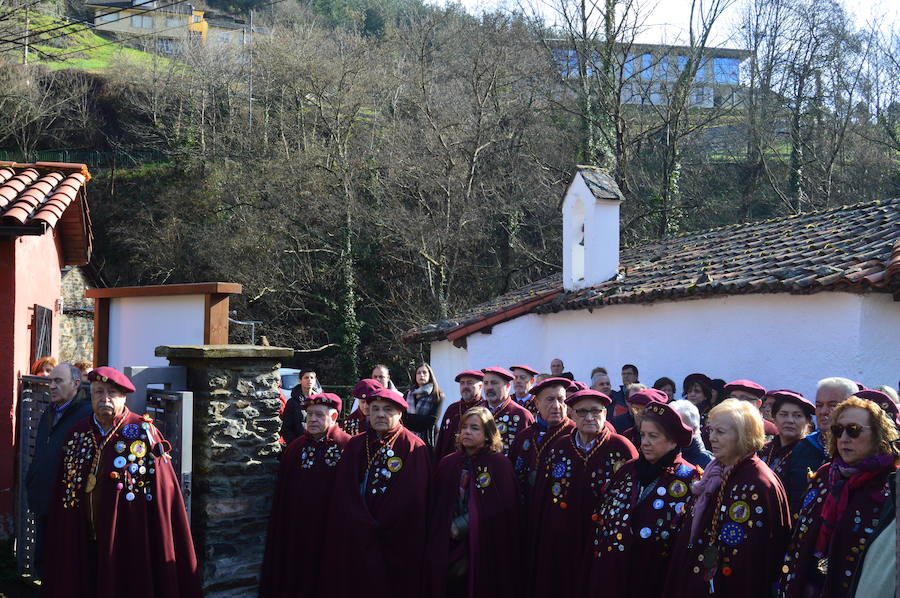El barrio bodeguero cangués, que este año celebra su milenario, cata los primeros caldos de la cosecha en las fiestas de Santiso, que abren el calendario festivo de Cangas del Narcea con el vino como protagonista. 