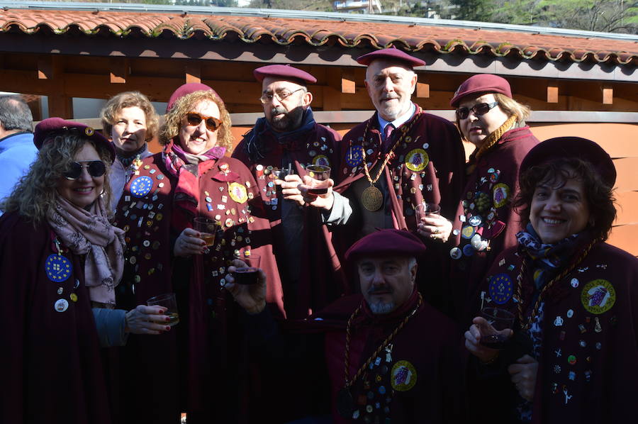 El barrio bodeguero cangués, que este año celebra su milenario, cata los primeros caldos de la cosecha en las fiestas de Santiso, que abren el calendario festivo de Cangas del Narcea con el vino como protagonista. 