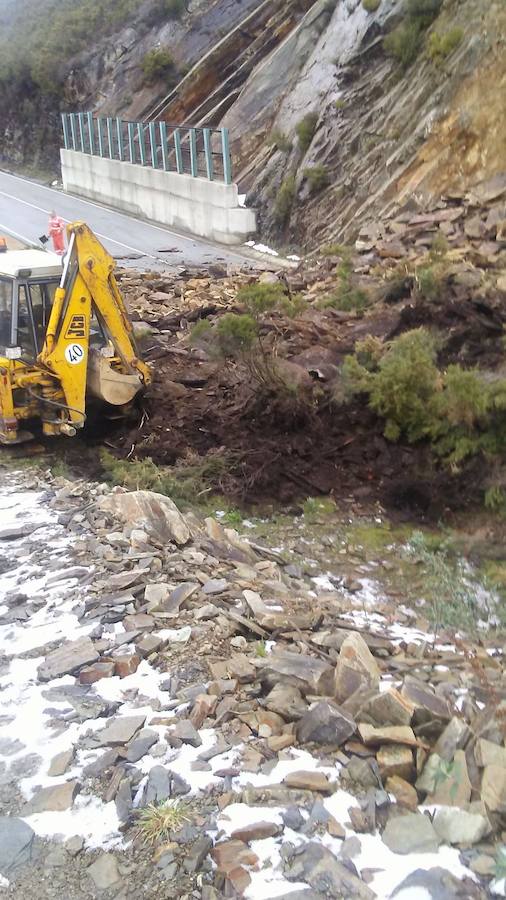 El desprendimiento se ha producido este martes a seis kilómetros del Alto de la Garganta y ha obligado a desviar el tráfico a la altura de Salgueiras por la localidad de Cotarelo hasta Vega del Carro.