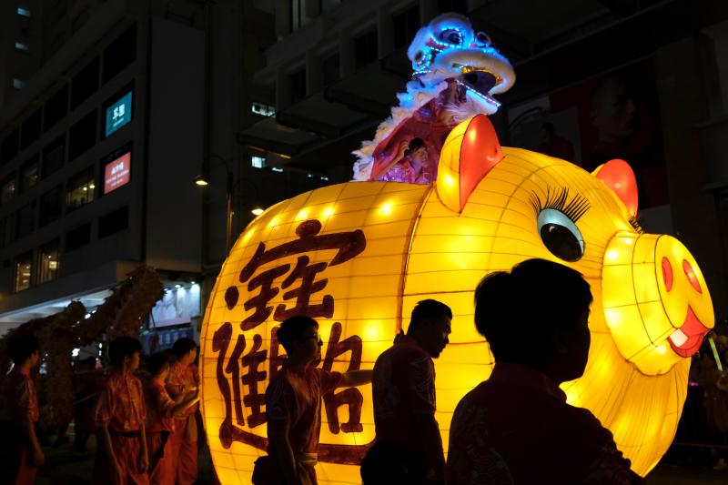 Millones de chinos dieron hoy la bienvenida al Año Nuevo lunar con numerosos festejos para celebrar la llegada del despreocupado y generoso cerdo, duodécimo símbolo del horóscopo, que sustituye al alegre pero inconformista perro. Varias personas participan en un desfile con motivo de los festejos en Hong Kong.