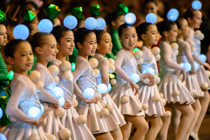 Millones de chinos dieron hoy la bienvenida al Año Nuevo lunar con numerosos festejos para celebrar la llegada del despreocupado y generoso cerdo, duodécimo símbolo del horóscopo, que sustituye al alegre pero inconformista perro. Varias personas participan en un desfile con motivo de los festejos en Hong Kong.