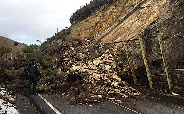 Desprendimiento de tierra sobre la AS-27. 