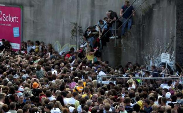 Aglomeración en el recinto del Loveparade, en Duisburgo (Alemania). 