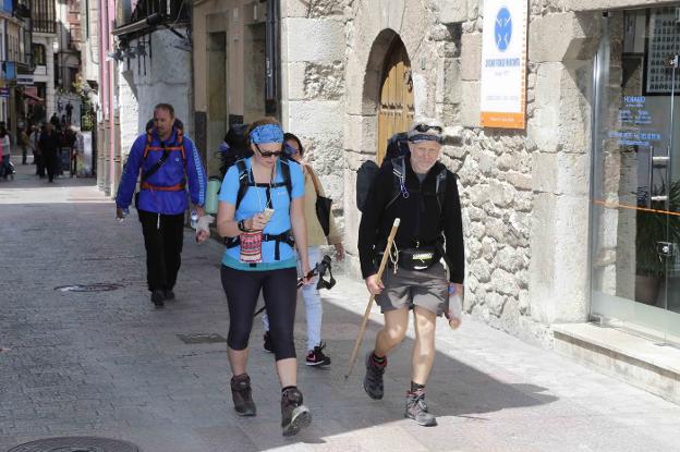 Un grupo de peregrinos camina por el centro de la villa riosellana. 