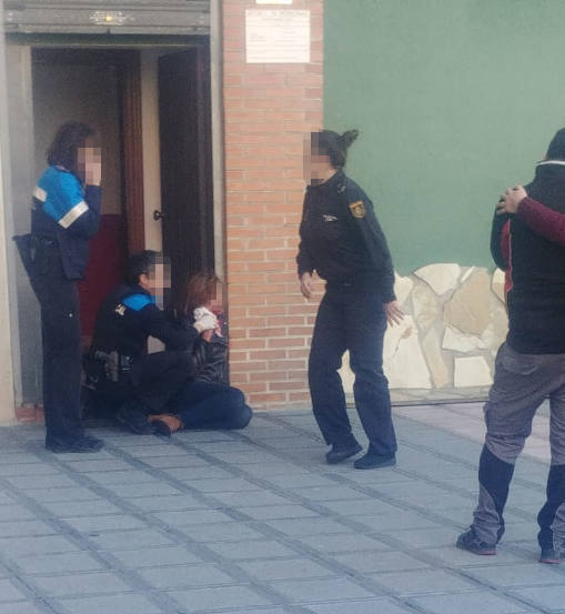 Una mujer ha sido apuñalada en la mañana de este miércoles en un pub de la calle Monte Naranco de Lugones. Agentes de la Policía Nacional y Local investigan el suceso.