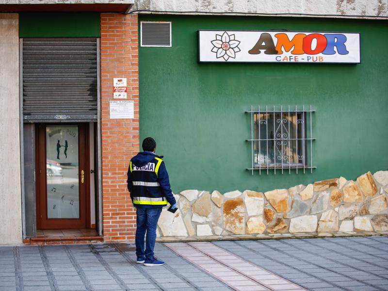 Una mujer ha sido apuñalada en la mañana de este miércoles en un pub de la calle Monte Naranco de Lugones. Agentes de la Policía Nacional y Local investigan el suceso.