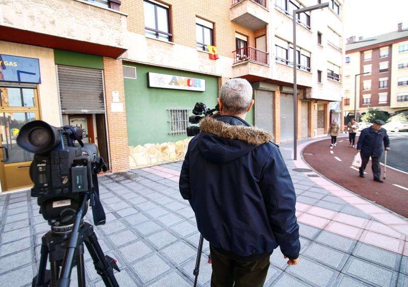 Una mujer ha sido apuñalada en la mañana de este miércoles en un pub de la calle Monte Naranco de Lugones. Agentes de la Policía Nacional y Local investigan el suceso.