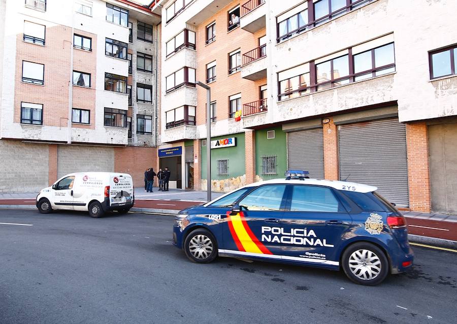 Una mujer ha sido apuñalada en la mañana de este miércoles en un pub de la calle Monte Naranco de Lugones. Agentes de la Policía Nacional y Local investigan el suceso.