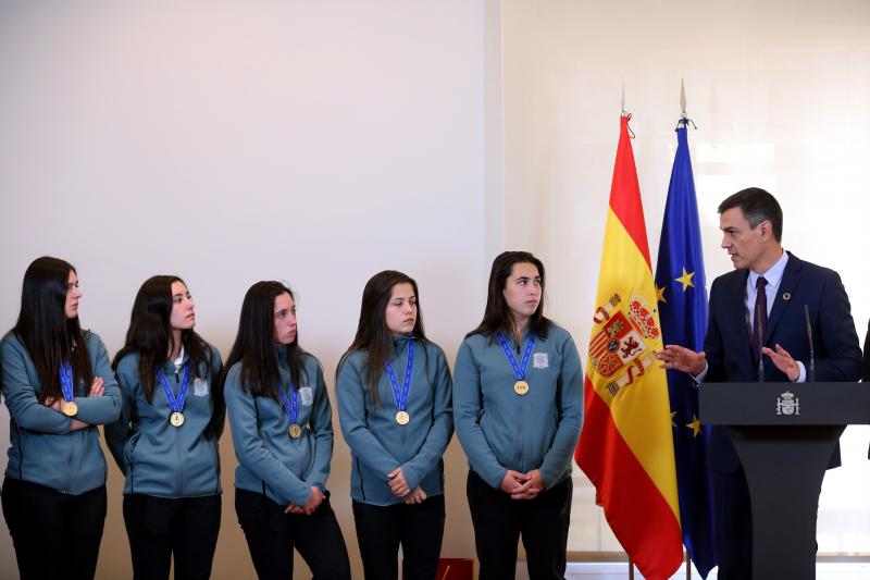 El presidente del Gobierno, Pedro Sánchez, ha ofrecido una recepción a las integrantes de la selección española de fútbol sub17 que dirige la asturiana Toña Is y que el pasado diciembre se convirtieron en campeonas del mundo. También han tenido un encuentro con la presidenta del Congreso, Ana Pastor, y el presidente de la Comunidad de Madrid, Ángel Garrido. 