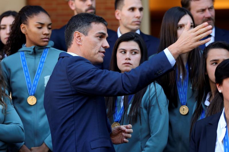 El presidente del Gobierno, Pedro Sánchez, ha ofrecido una recepción a las integrantes de la selección española de fútbol sub17 que dirige la asturiana Toña Is y que el pasado diciembre se convirtieron en campeonas del mundo. También han tenido un encuentro con la presidenta del Congreso, Ana Pastor, y el presidente de la Comunidad de Madrid, Ángel Garrido. 