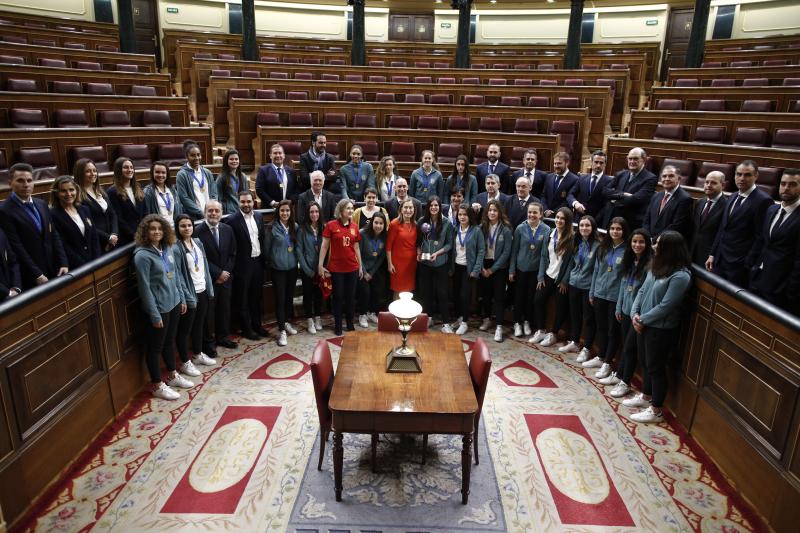 El presidente del Gobierno, Pedro Sánchez, ha ofrecido una recepción a las integrantes de la selección española de fútbol sub17 que dirige la asturiana Toña Is y que el pasado diciembre se convirtieron en campeonas del mundo. También han tenido un encuentro con la presidenta del Congreso, Ana Pastor, y el presidente de la Comunidad de Madrid, Ángel Garrido. 