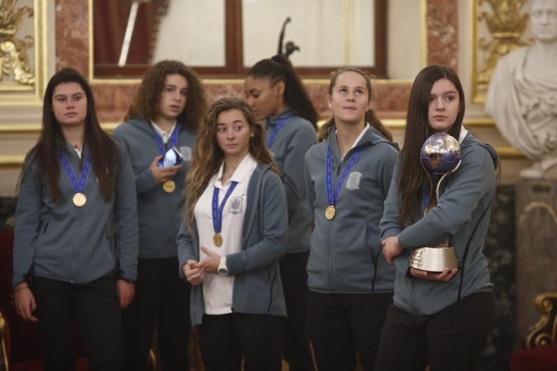 El presidente del Gobierno, Pedro Sánchez, ha ofrecido una recepción a las integrantes de la selección española de fútbol sub17 que dirige la asturiana Toña Is y que el pasado diciembre se convirtieron en campeonas del mundo. También han tenido un encuentro con la presidenta del Congreso, Ana Pastor, y el presidente de la Comunidad de Madrid, Ángel Garrido. 