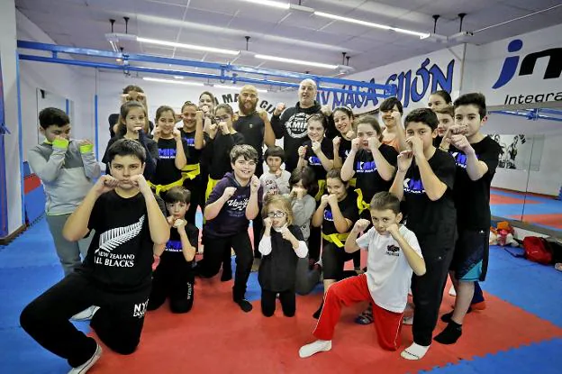 Los alumnos de Krav Magá Gijón, con su instructor, Armando Carriles, y el peleador estadounidense . 