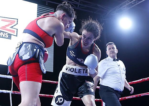 La asturiana Violeta González golpea a Davinia Pérez. 