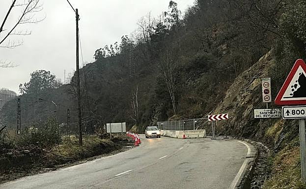 Abierto un carril de la AS-117 entre Blimea y Barredos