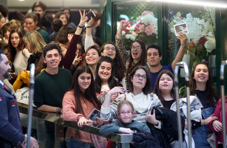 La cantante y compositora firmó ejemplares de su álbum 'Cicatrices' en el Corte Inglés de Salesas. Pancartas, fotos y mucha euforia por parte de los seguidores asturianos de la exconcursante de 'OT'. 