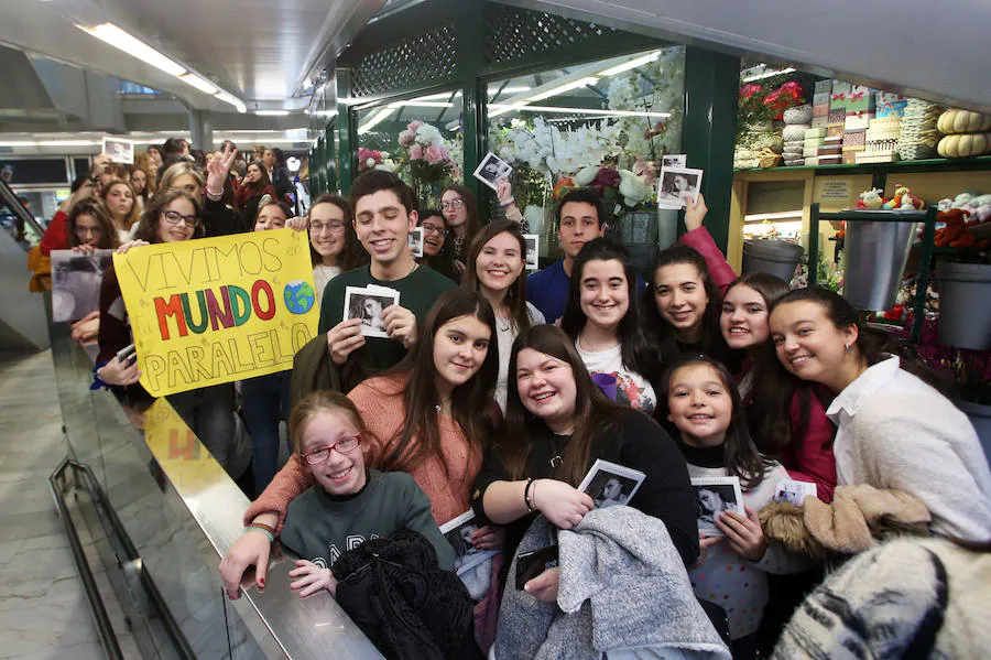 La cantante y compositora firmó ejemplares de su álbum 'Cicatrices' en el Corte Inglés de Salesas. Pancartas, fotos y mucha euforia por parte de los seguidores asturianos de la exconcursante de 'OT'. 