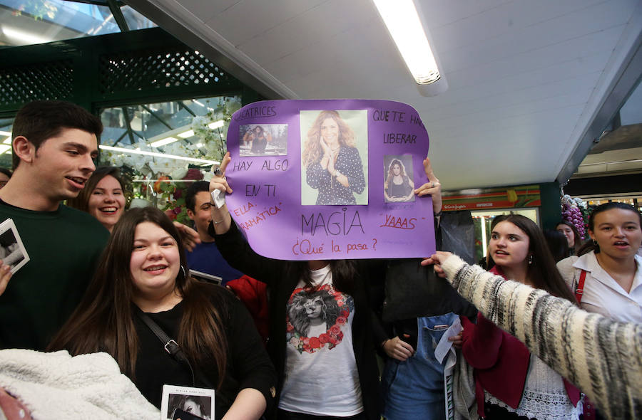 La cantante y compositora firmó ejemplares de su álbum 'Cicatrices' en el Corte Inglés de Salesas. Pancartas, fotos y mucha euforia por parte de los seguidores asturianos de la exconcursante de 'OT'. 