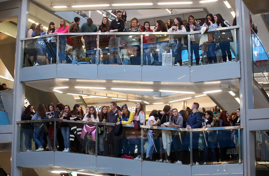 La cantante y compositora firmó ejemplares de su álbum 'Cicatrices' en el Corte Inglés de Salesas. Pancartas, fotos y mucha euforia por parte de los seguidores asturianos de la exconcursante de 'OT'. 