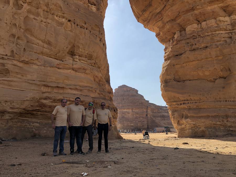  Jorge Iglesias, Adolfo Iglesias, Pedro Iglesias y Germán Rodero son cuantro de los pilotos que participan en un evento histórico en Arabia Saudí. Por primera vez el gobierno del país árabe ha autorizado a un grupo de pilotos venidos desde toda Europa a sobrevolar las ruinas de Al-Ula, situadas entre Medina y La Meca.