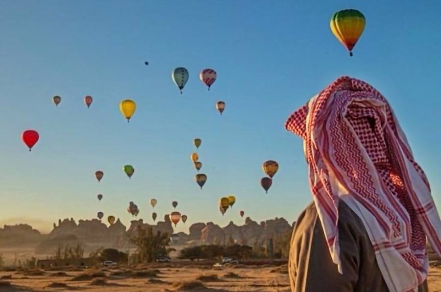  Jorge Iglesias, Adolfo Iglesias, Pedro Iglesias y Germán Rodero son cuantro de los pilotos que participan en un evento histórico en Arabia Saudí. Por primera vez el gobierno del país árabe ha autorizado a un grupo de pilotos venidos desde toda Europa a sobrevolar las ruinas de Al-Ula, situadas entre Medina y La Meca.