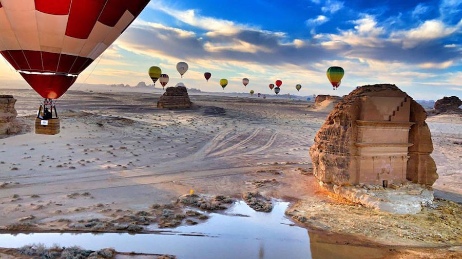  Jorge Iglesias, Adolfo Iglesias, Pedro Iglesias y Germán Rodero son cuantro de los pilotos que participan en un evento histórico en Arabia Saudí. Por primera vez el gobierno del país árabe ha autorizado a un grupo de pilotos venidos desde toda Europa a sobrevolar las ruinas de Al-Ula, situadas entre Medina y La Meca.