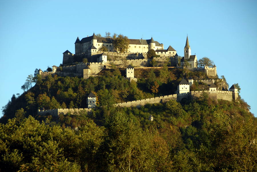 El Castillo de Hochosterwitz es una gran fortaleza situada cerca de Sankt Georgen am Längsee, en Austria.