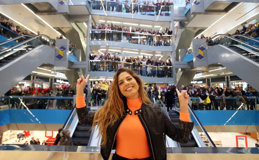 Miriam Rodríguez, en El Corte Inglés de Oviedo, delante de todos sus fans antes de empezar la firma de discos.